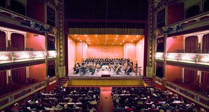 Teatro Vitoria: Indignación por caos en venta de entradas