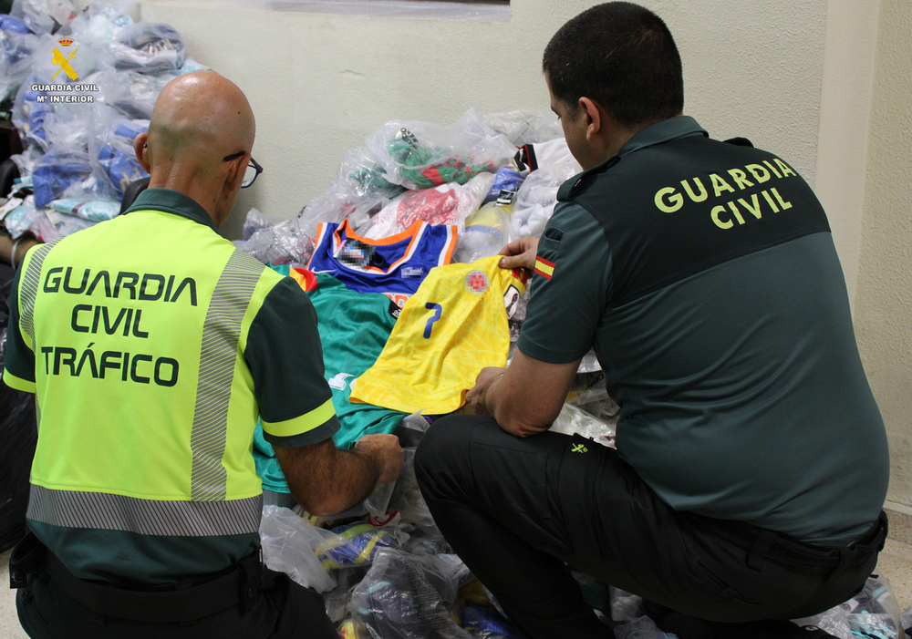 Intervienen 840 prendas textiles ilícitas de famosos clubes de fútbol y baloncesto en la AP-6