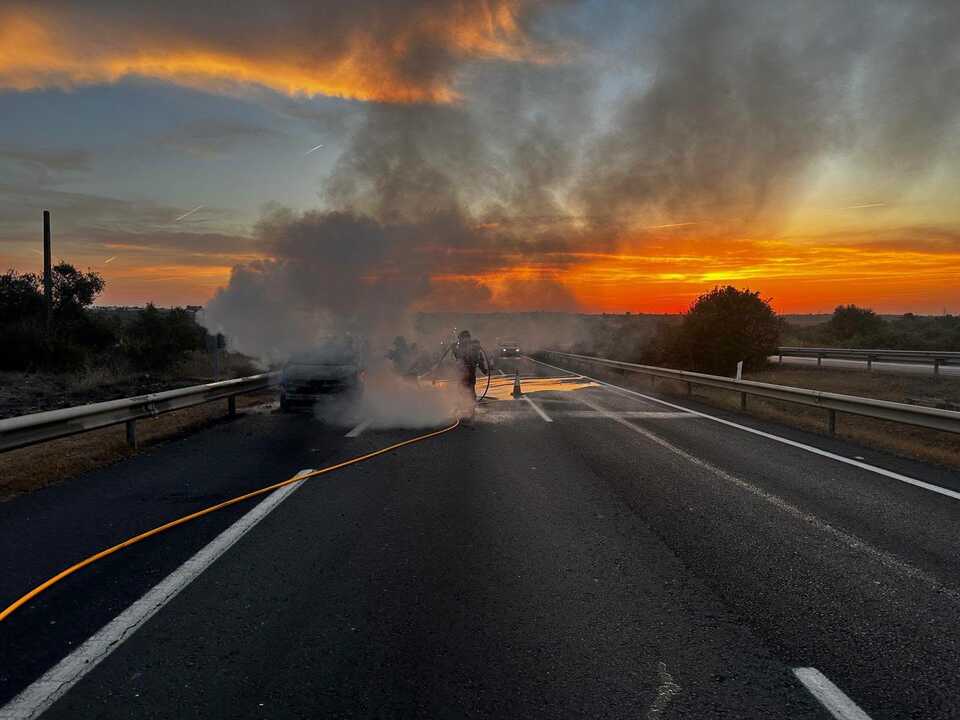 Bomberos del Parque de Almonte actúan en un coche incendiado en la autovía A-49