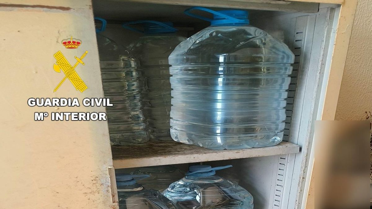 La Guardia Civil interviene más de 360 litros de orujo ilegal en establecimientos hosteleros de la provincia de León.