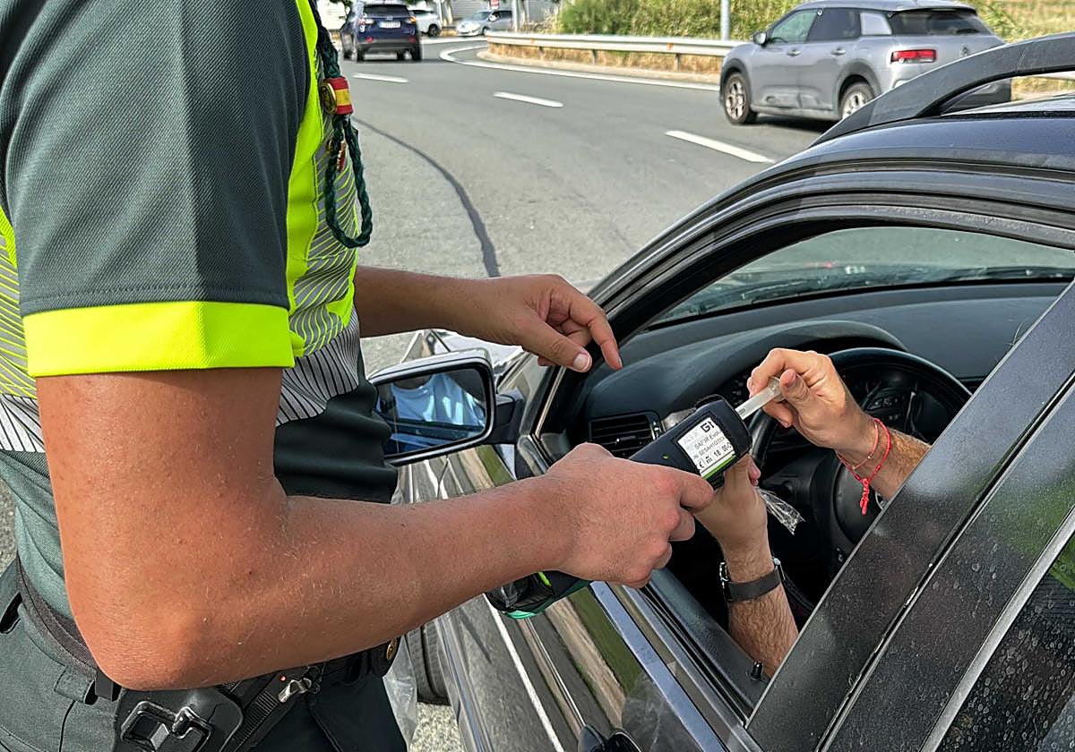 Da positivo por alcohol, la Guardia Civil le inmoviliza el coche y vuelve a conducir hasta ser interceptado de nuevo