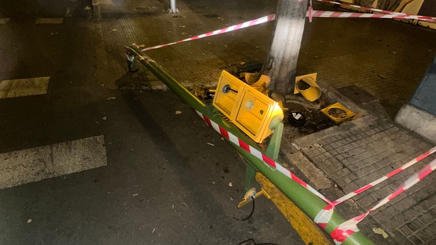 Un conductor que triplicaba la tasa de alcohol choca contra un semáforo en Palma cuando intentaba girar