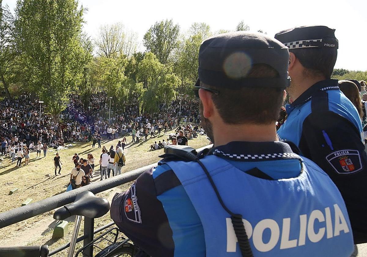 Una joven herida con arma blanca en una multitudinaria pelea en un parque de Salamanca