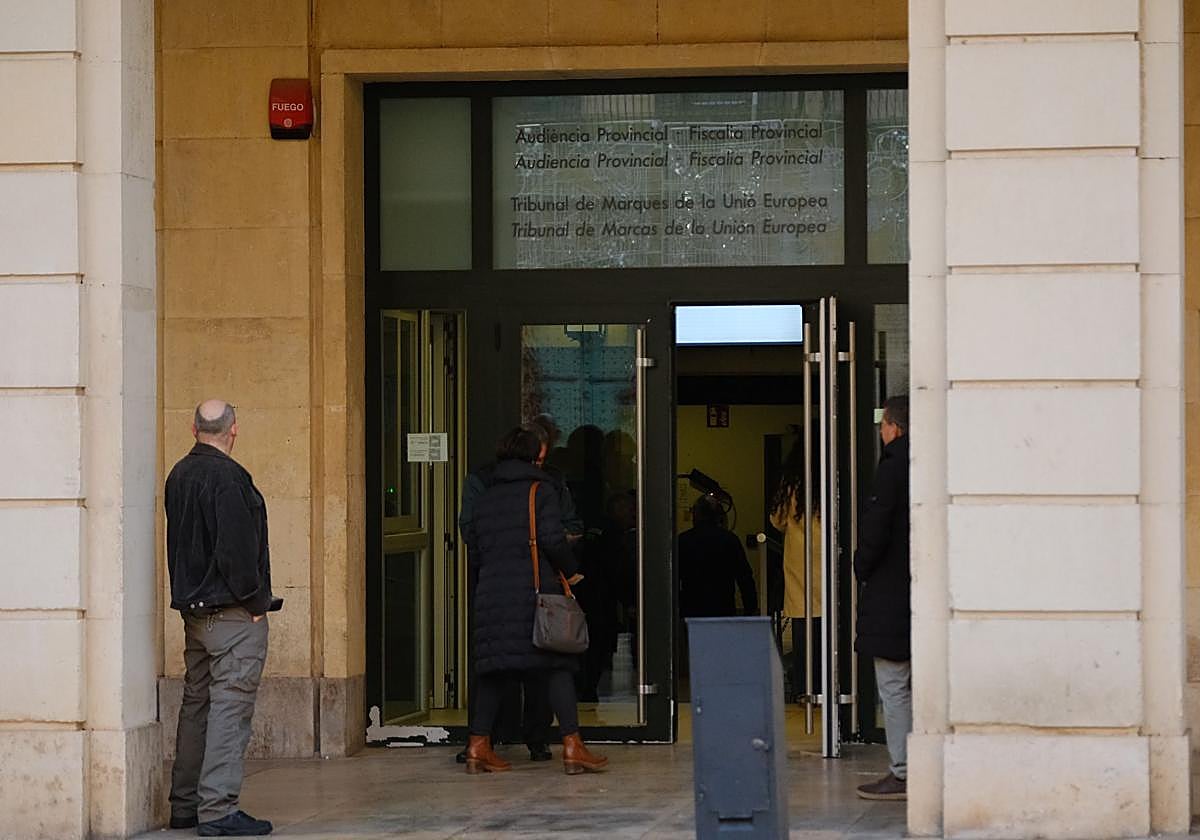 Juicio VOX Alicante | Los cuatro acusados de increpar y empujar a un exdiputado de Vox en la Universidad de Alicante niegan los hechos