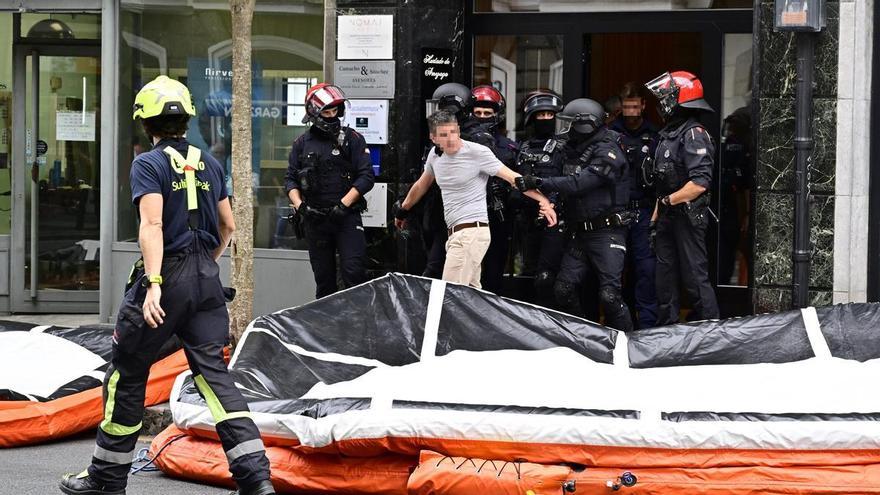 La Ertzaintza libera a una mujer retenida por un hombre en un piso de Bilbao