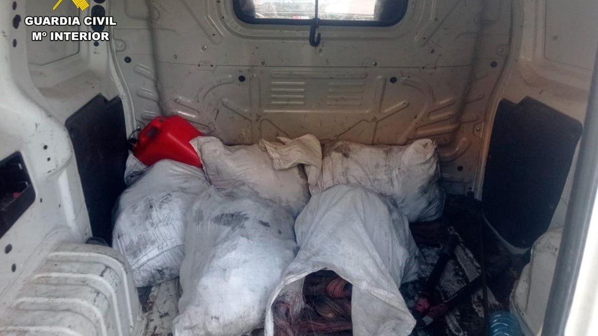 Bolsas de cobre intervenidas por la Guardia Civil tras interceptar una furgoneta que intentó saltarse un control en la A-6.