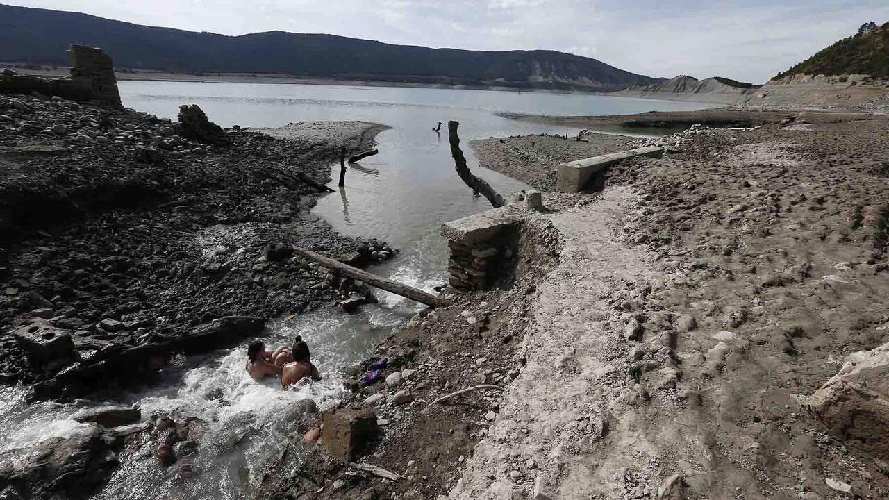 La Guardia Civil investiga el hallazgo de posibles restos humanos en la cola del embalse de Yesa