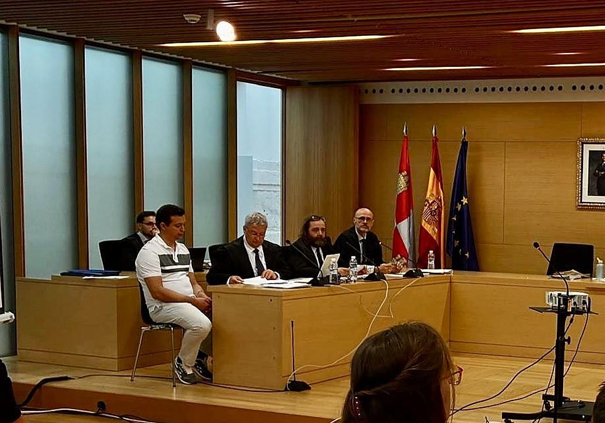 La esposa del acusado de asesinar a su suegro en Aranda de Duero revela en juicio su testimonio sobre los hechos