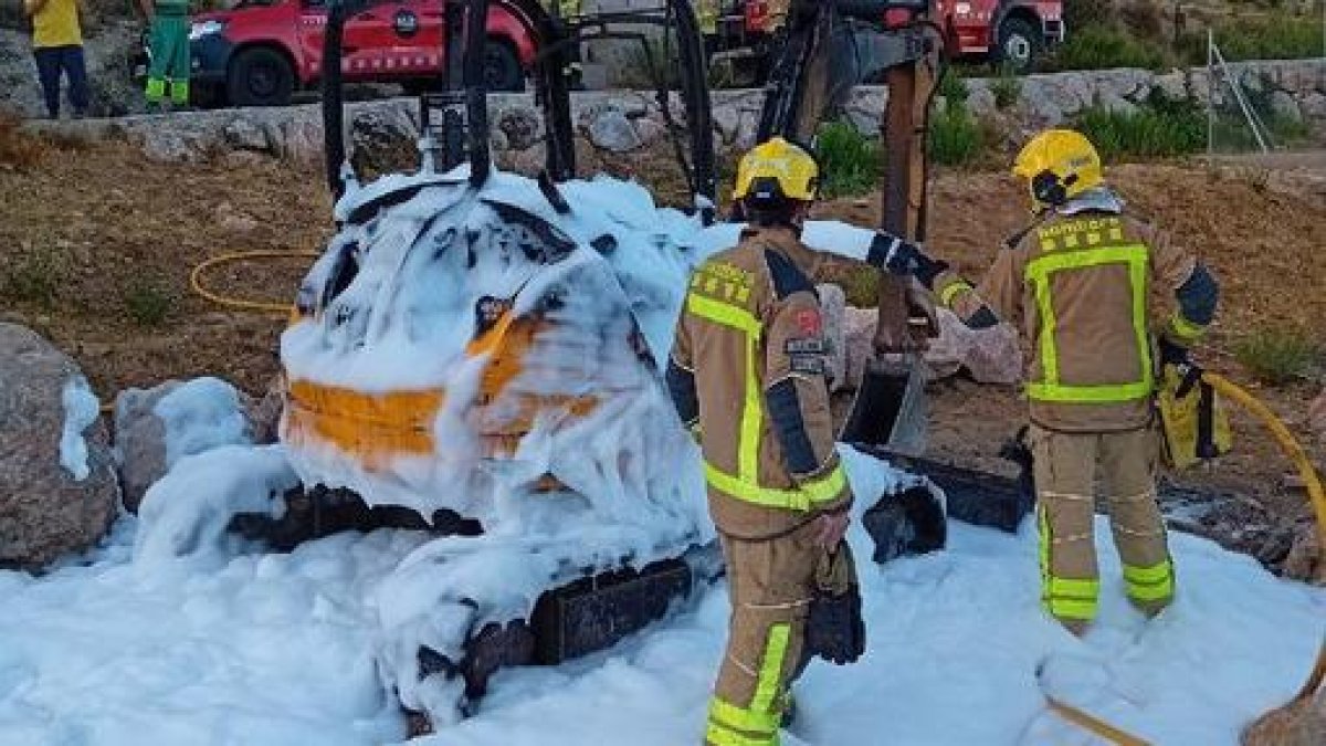 Los Bombers de la Generalitat Apagan Dos Incendios en el Camp de Tarragona: Un Fuego en Capafonts Calcinó una Máquina y Otro Afectó Vegetación en Valls