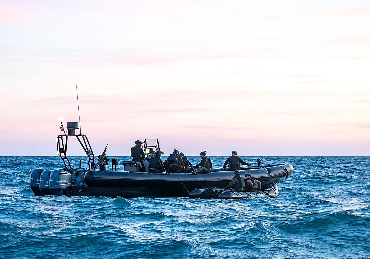 Los 'boinas verdes' ensayan en Alicante el combate desde el mar con drones y fuerzas enemigas