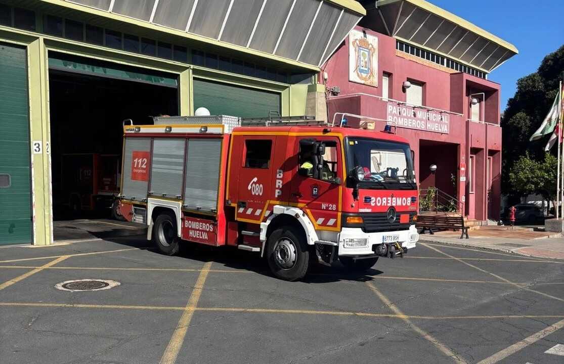 Extinguido el incendio de pastos en terrenos de Adif de Huelva capital