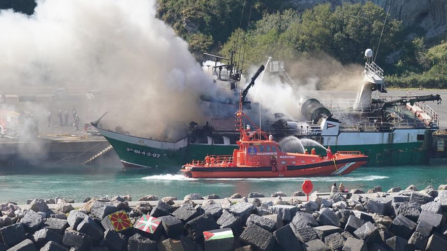 Los trabajos en el muelle de Orio entran en fase técnica y de alerta medioambiental tras siniestro del pesquero Gure Gaskuña