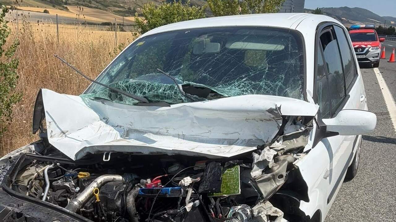 Sale milagrosamente ileso tras empotrar su coche contra un camión en una autovía de Navarra