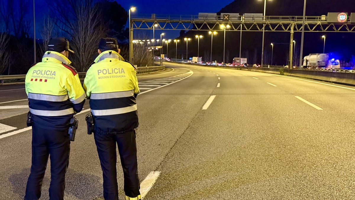 los Mossos buscan a cinco hombres vestidos de policías por llevarse a un hombre