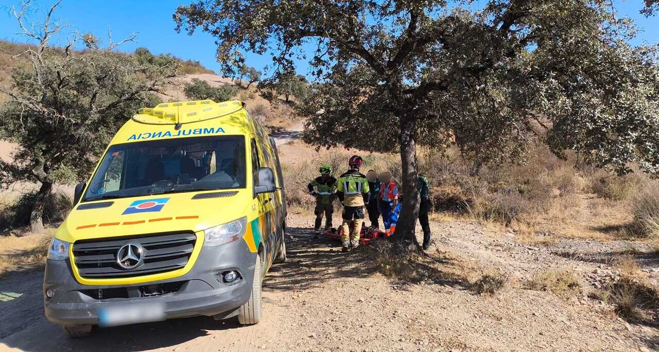 Motorista evacuado a un hospital tras aparatoso accidente en Valverde del Camino