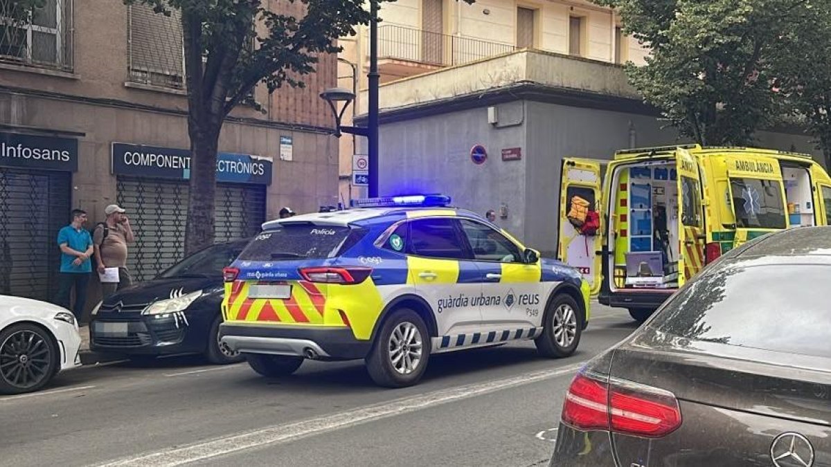 Un coche atropella a una mujer en la calle Riera d’Aragó de Reus