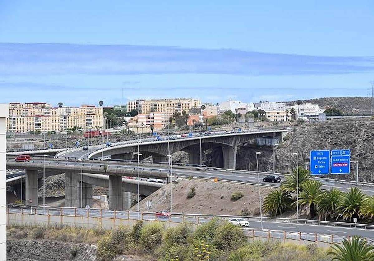 La Guardia Civil auxilia en la circunvalación a una mujer desorientada y deshidratada