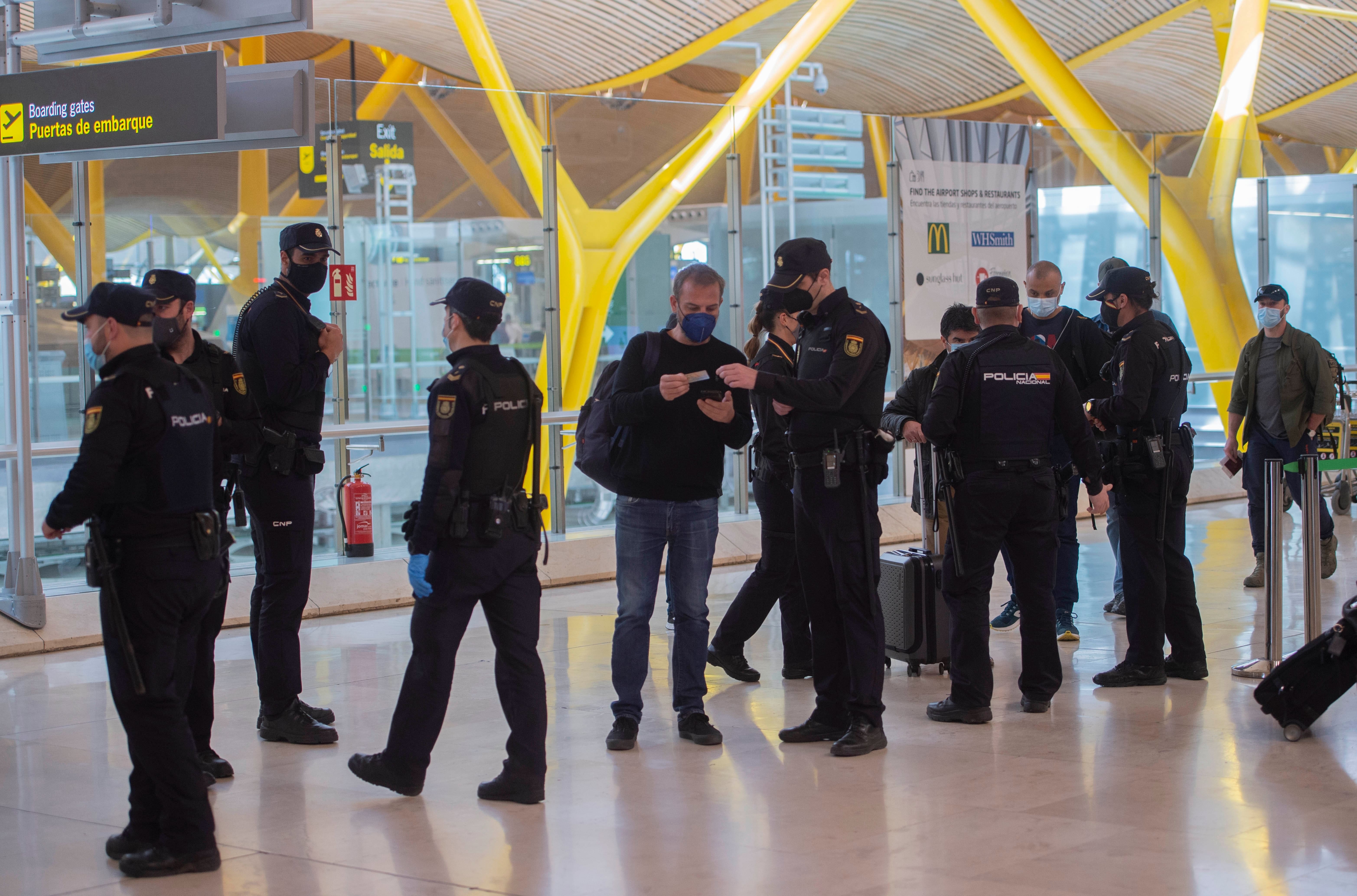 Detienen en Barajas a una embarazada con cocaína en el cuerpo