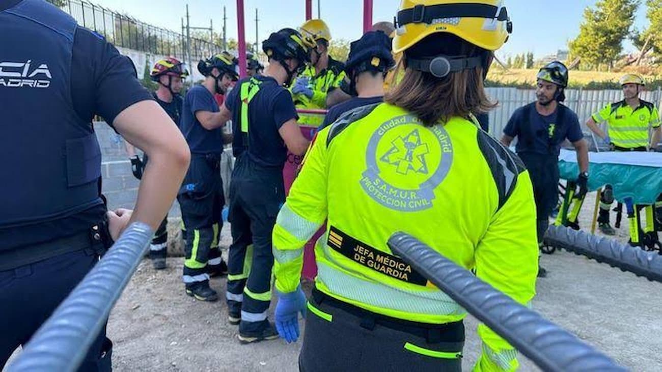 Obrero de 51 años herido grave tras caer desde 5 metros en un pozo en Carabanchel