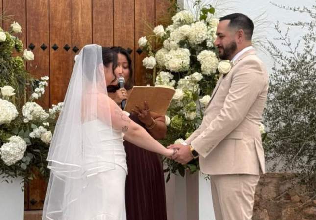 La Meghan i l'Emilio durant la boda Cedida