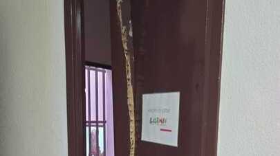 Asaltan la sede de Ilusiona en Almonte: rompen muebles y fuerzan la puerta donde guardaban los documentos