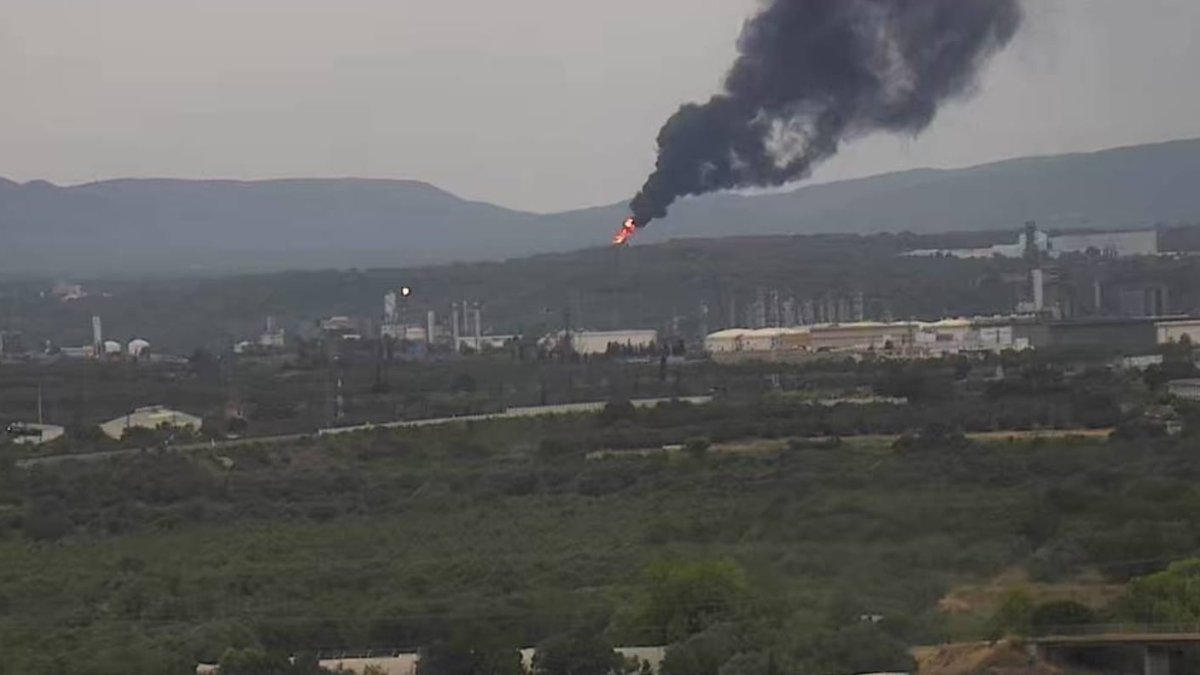 Un fallo eléctrico provoca una gran humareda negra en la planta de Repsol en El Morell