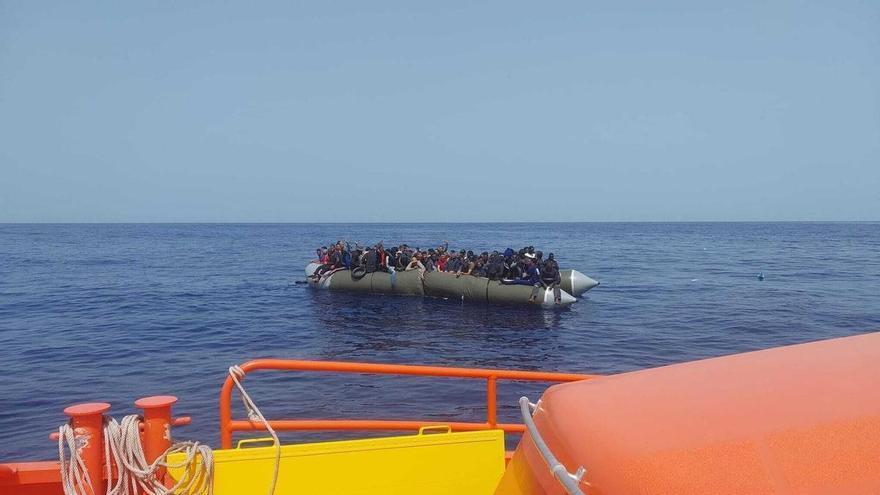 Al menos tres muertos y un herido crítico entre los 82 ocupantes de una lancha rescatada en Lanzarote