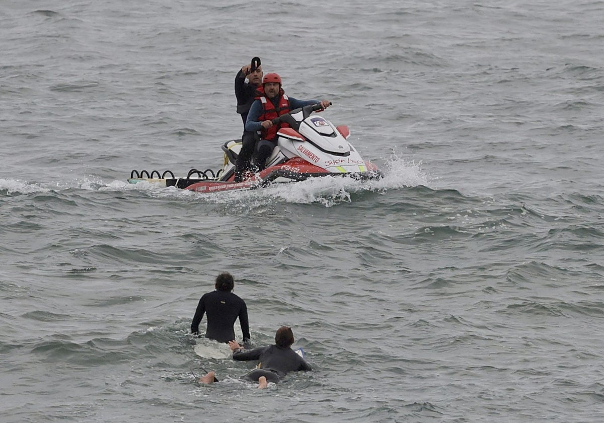 Amplio despliegue por cuatro surfistas en apuros en la playa de San Lorenzo, en Gijón