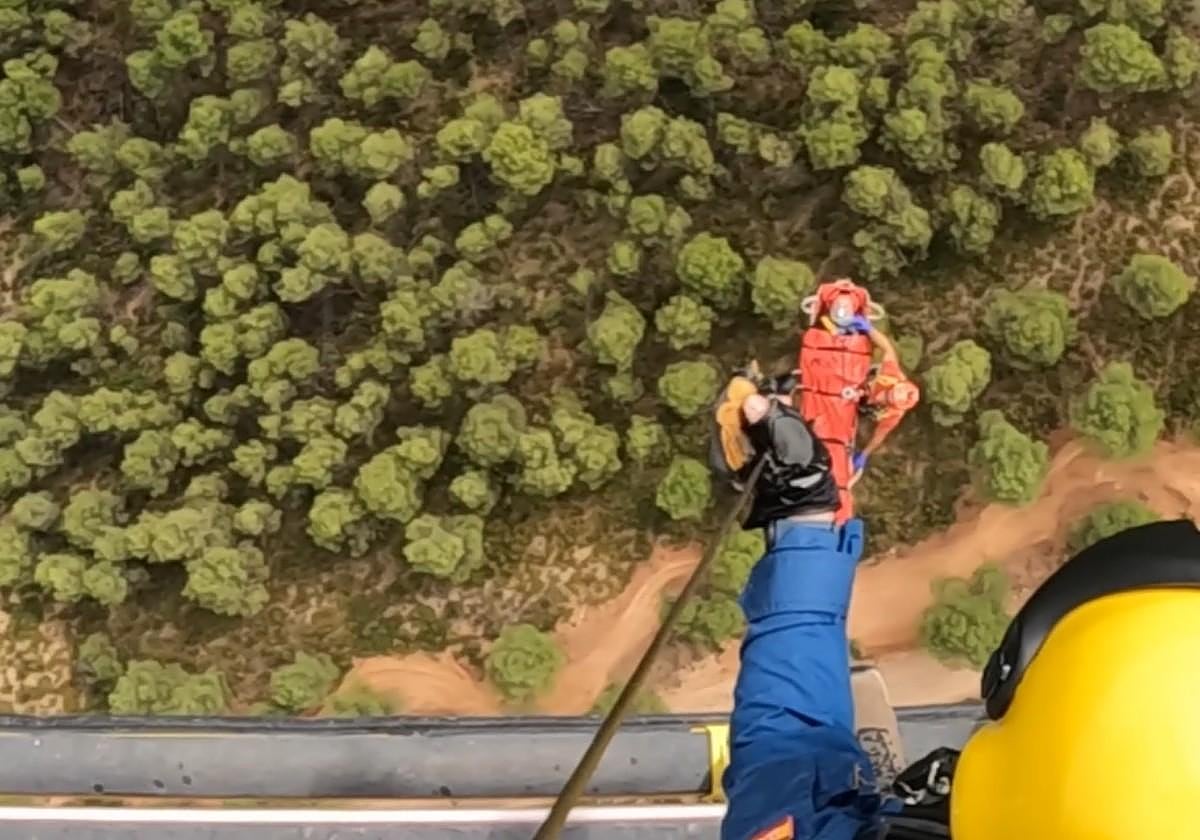 <p><strong>Rescate aéreo y accidentes de tráfico sacuden la mañana en Banyeres de Mariola y Elda: un ciclista herido y dos mujeres hospitalizadas</strong></p>