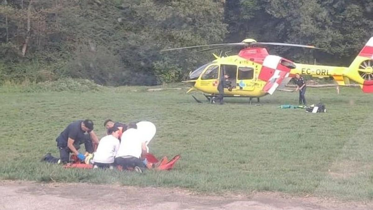 Rescate de dos operarios heridos tras caída desde torre de media tensión en Balboa.