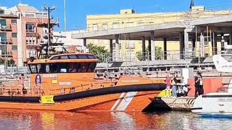 Un fallecido y un herido grave tras el rescate de una embarcación con 17 personas frente a Cabo de Palos