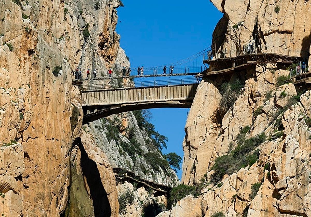 Rescatan en helicóptero a un senderista que se cayó de una altura de 45 metros cerca de un acceso del Caminito del Rey