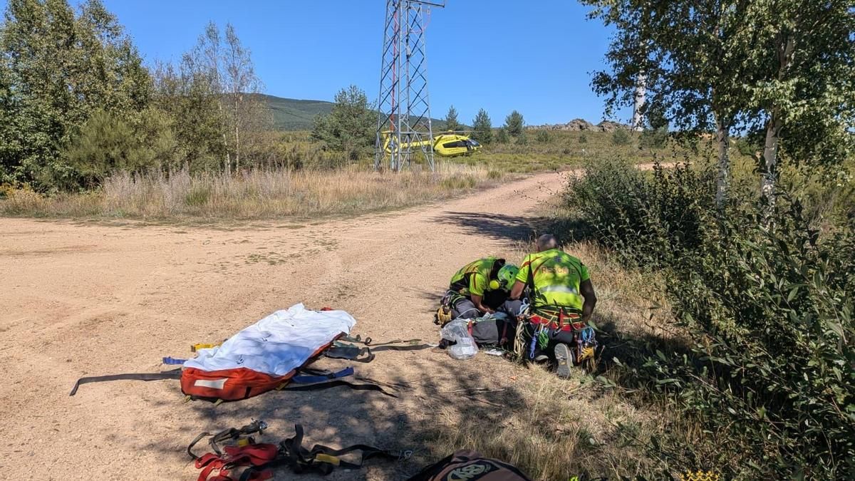 Rescate y evacuación en helicóptero de un ciclista herido en una zona de difícil acceso en Santa Colomba de Somoza.