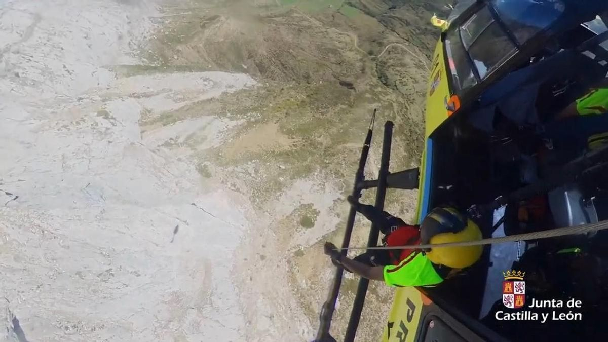 Rescate en helicóptero de un montañero accidentado tras sufrir una caída en Sena de Luna.