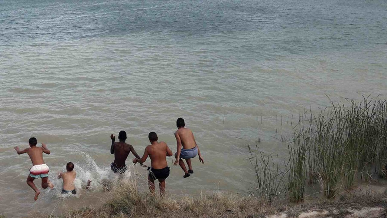 <p><strong>Rescate heroico en la balsa de La Morea: Dos jóvenes a punto de ahogarse son salvados tras angustiosos momentos</strong></p>