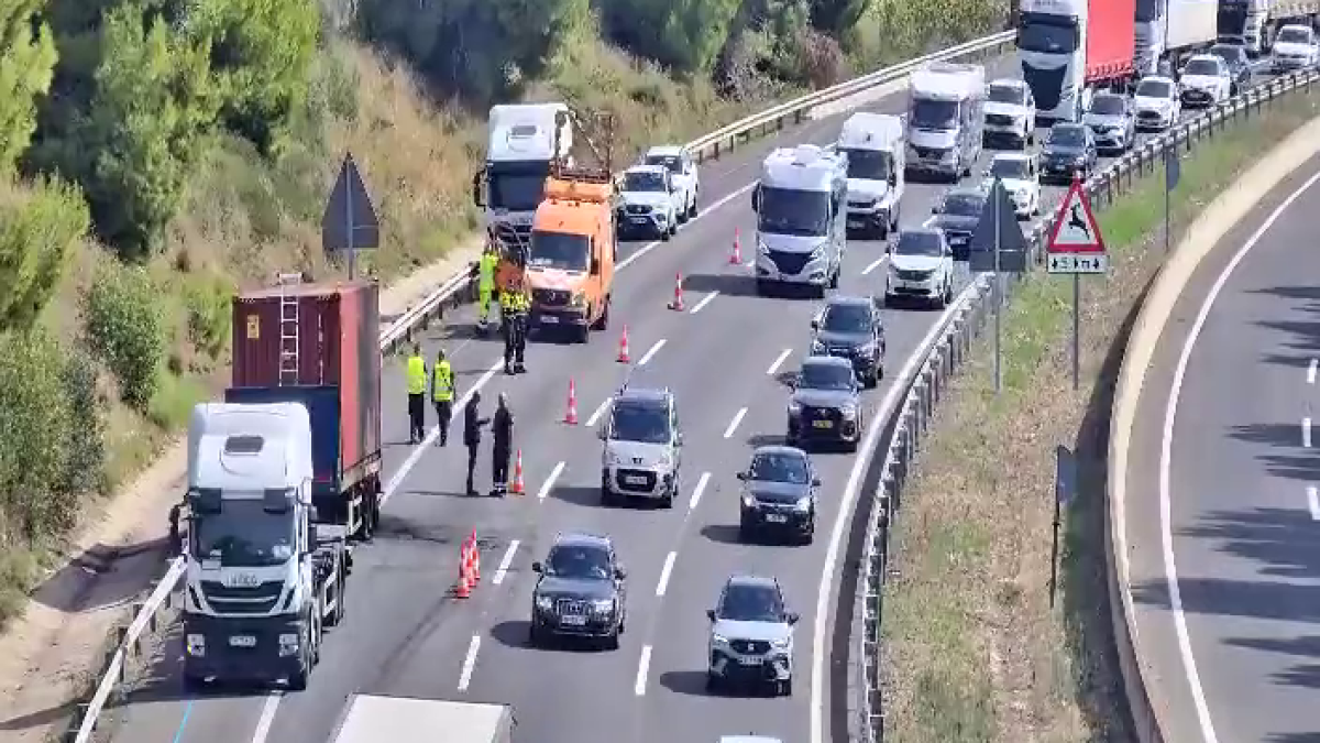 un carril cortado para retirar el camión incendiado