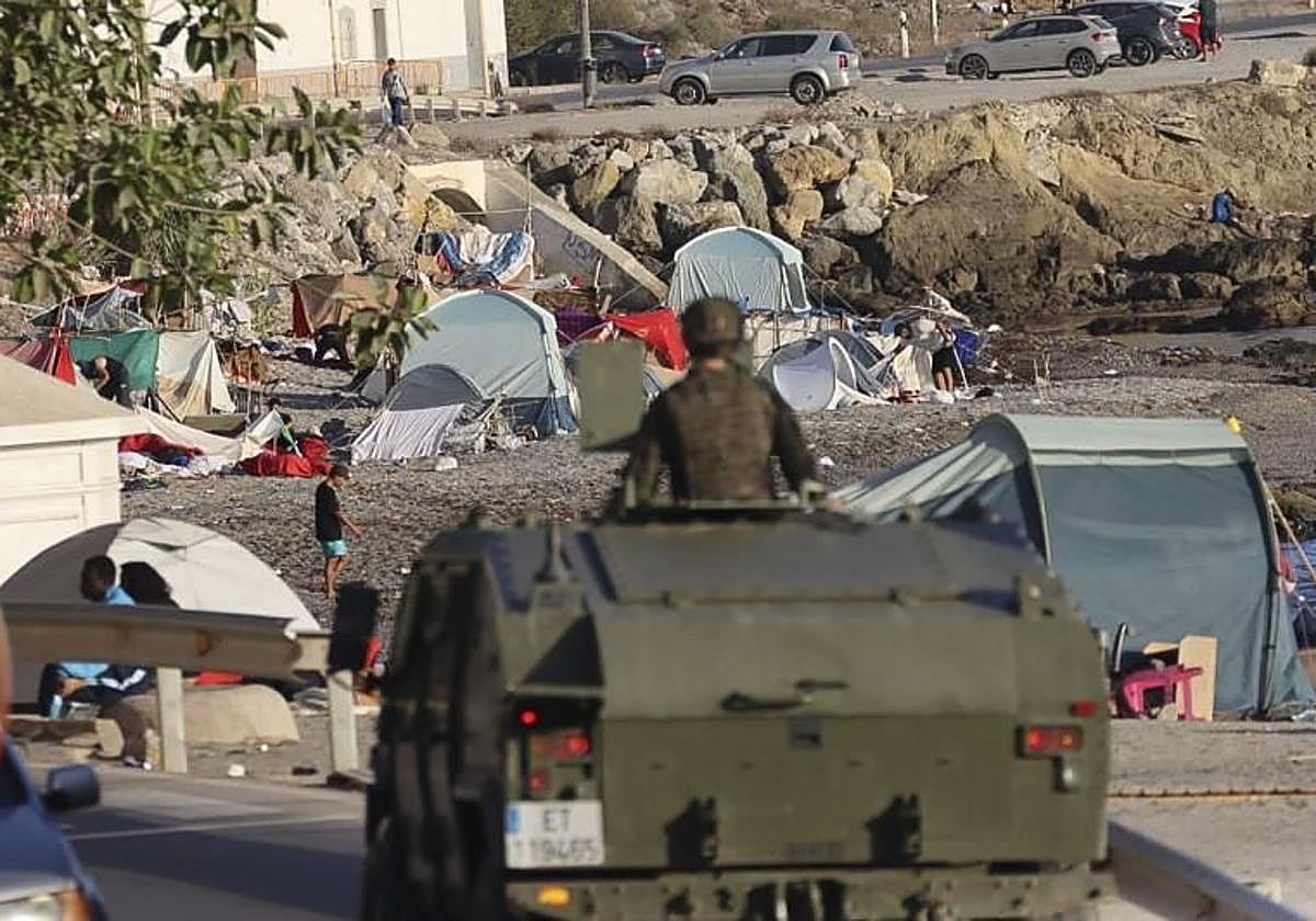 Soldados del Grupo de Regulares número 54 de Ceuta logran reducir a migrante armado en el puerto marítimo