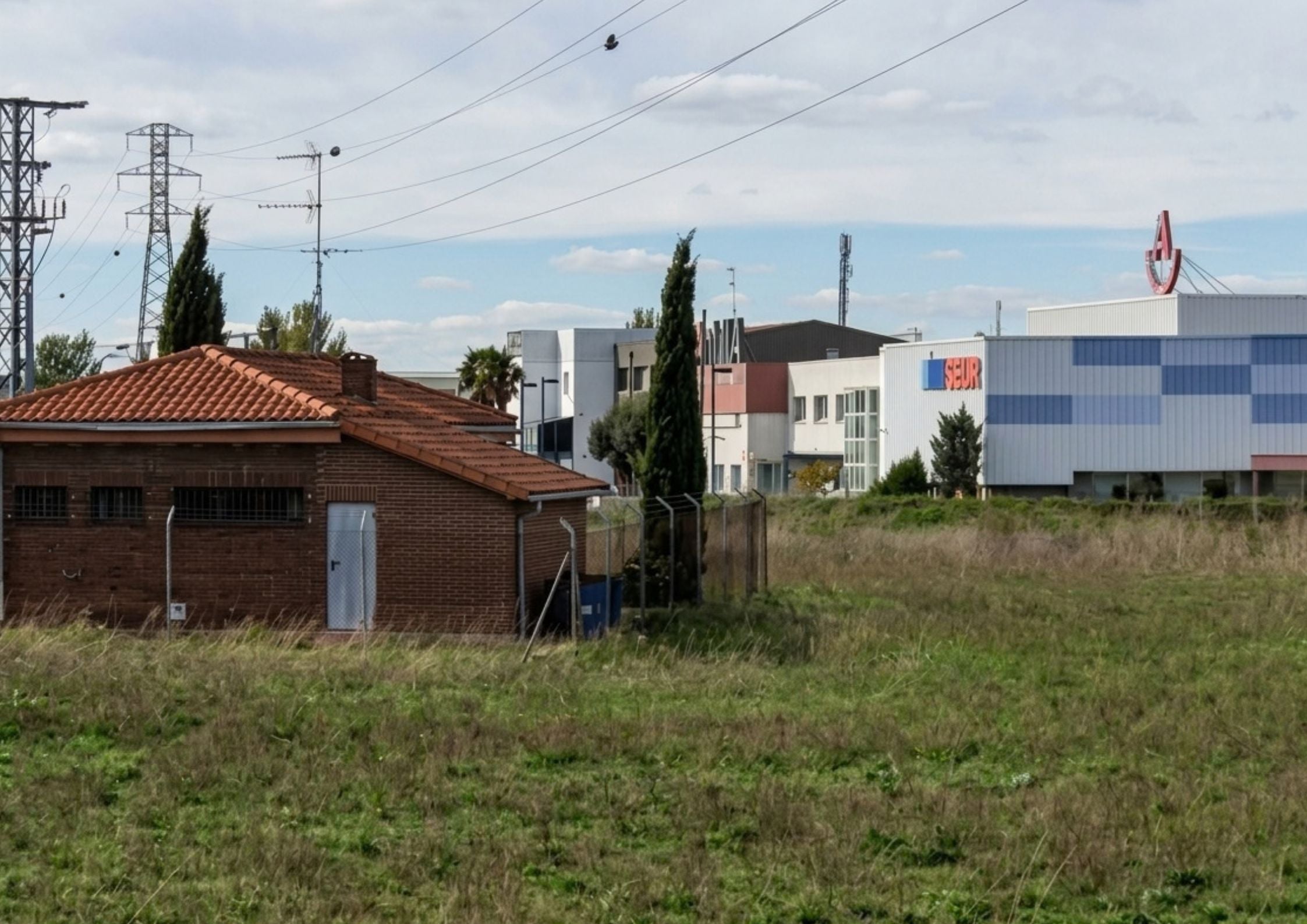 Muere un trabajador al caer desde el tejado de una nave en un polígono de Burgos