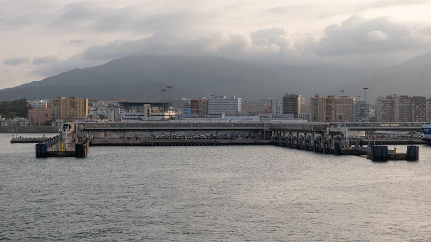Dos mujeres muertas y dos hombres heridos al caer un coche al mar en el puerto de Algeciras