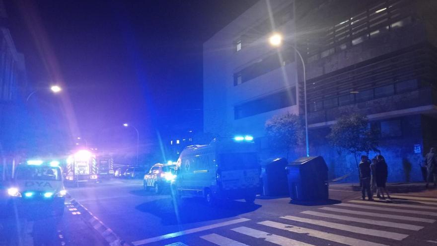 Una residente de 56 años fallecida y 18 personas trasladadas al hospital tras un incendio en una clínica de Iruñea
