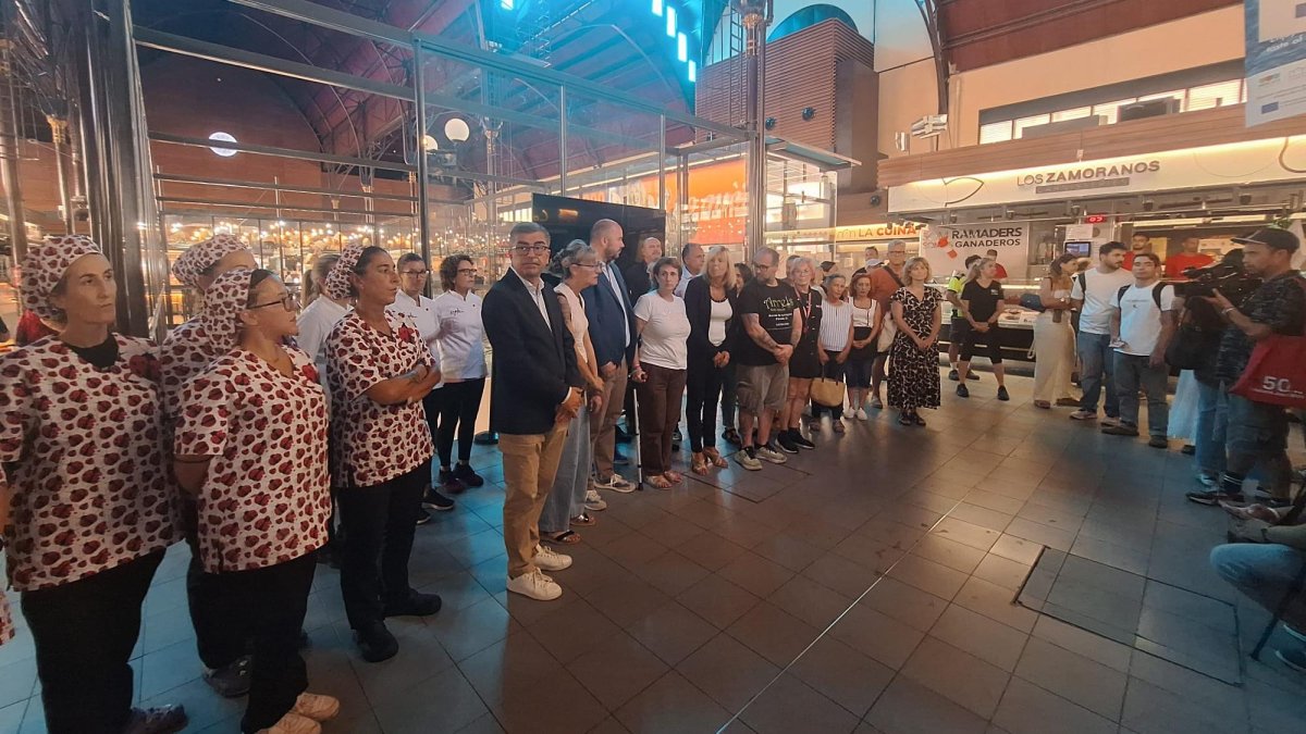 Emotivo minuto de silencio en recuerdo del trabajador fallecido en el Mercat Central