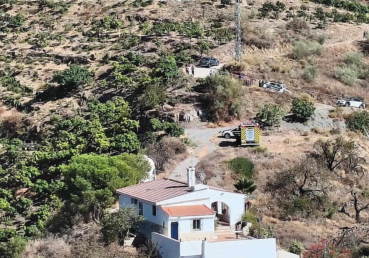 Muere un hombre al caer con su todoterreno por un terraplén de 50 metros en Arenas