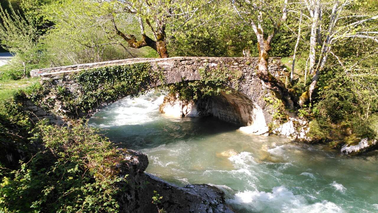Tragedia en el río Esca: una mujer y sus dos hijos menores mueren ahogados en la presa de Roncal