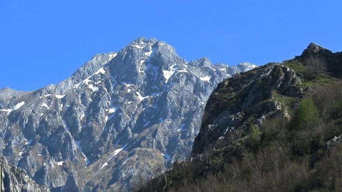 Torre Cerréu, pico de los Urrieles en el macizo central de los Picos de Europa.