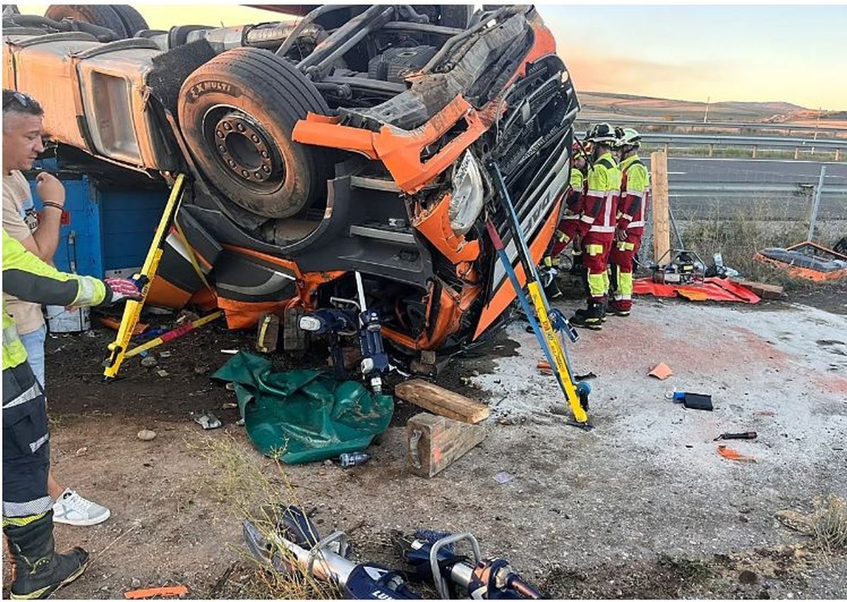 Trágico accidente en la A-67: dos personas fallecen en choque entre camión y grúa en Palencia