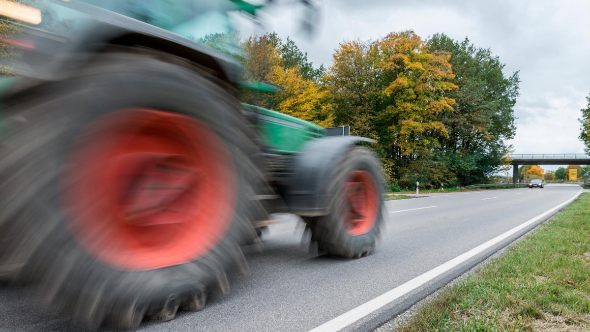 Muere un conductor al volcar su tractor en una carretera comarcal de Corbera d'Ebre