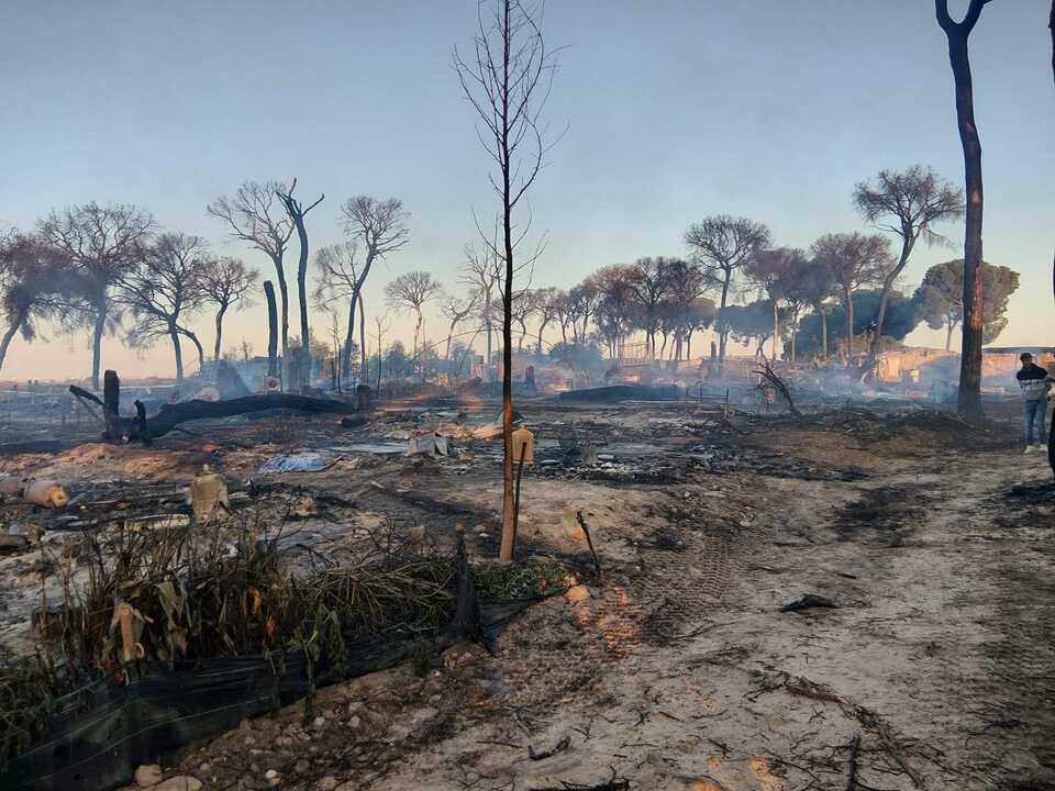 Tragedia en Lucena: un muerto y cuatro heridos en el incendio de un asentamiento de chabolas