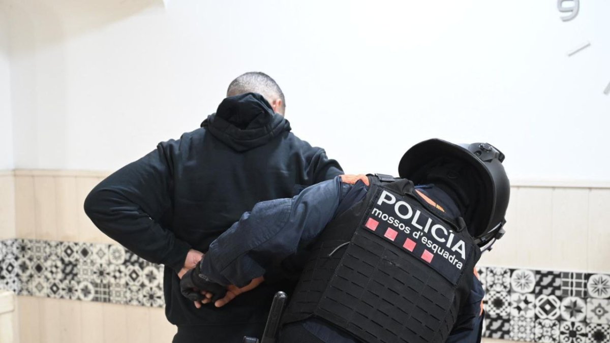 Detenidos tres vecinos de El Vendrell por estafar 5.000 euros con falsos alquileres de habitaciones