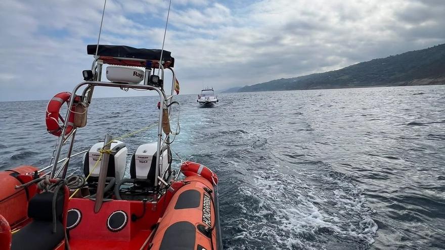 Rescatado el tripulante de un barco incendiado a media milla de Getaria