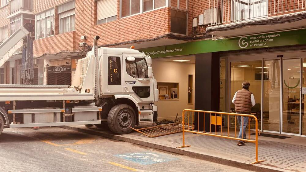 Un camión se empotra contra la sede de la AECC